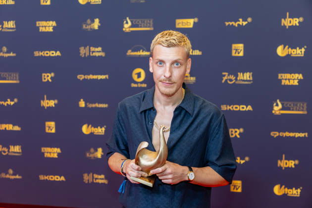 Leipzig - 32. Goldene Henne in Leipzig: Felix Lobrecht gewinnt den Publikumspreis in der Kategorie Entertainment 04.09.2026 ab 18 Uhr Leipzig, Messe-Allee 1 (Leipziger Messe) im Foto: Felix Lobrecht erhält die Goldene Henne bei der Publikumswahl Entertainment von Laudator Filiz Tasdan Deutschlands größter Publikumspreis, die Goldene Henne wird am 4. September 2026 zum 32. Mal vergeben. Die Preisverleihung findet erneut in Leipzig statt und wird vor rund 4.500 Zuschauern in der HALLE:EINS der Leipziger Messe zum zweiten Mal in der ARD live ab 20.15 Uhr übertragen. Die Preise in den Kategorien Entertainment, Film & Fernsehen, Musik und Sport werden traditionell von den Zuschauern bestimmt. Leipzig Sachse Copyright: xEHLxMedia BjörnxStachx 20260904_Leipzig-Goldene Henne-Lobrecht_4