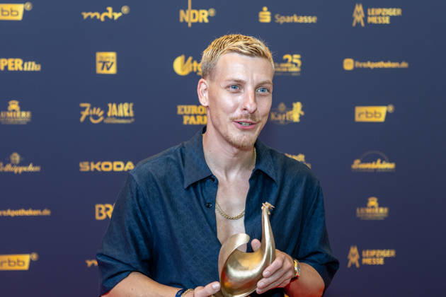 Leipzig - 32. Goldene Henne in Leipzig: Felix Lobrecht gewinnt den Publikumspreis in der Kategorie Entertainment 04.09.2026 ab 18 Uhr Leipzig, Messe-Allee 1 (Leipziger Messe) im Foto: Felix Lobrecht erhält die Goldene Henne bei der Publikumswahl Entertainment von Laudator Filiz Tasdan Deutschlands größter Publikumspreis, die Goldene Henne wird am 4. September 2026 zum 32. Mal vergeben. Die Preisverleihung findet erneut in Leipzig statt und wird vor rund 4.500 Zuschauern in der HALLE:EINS der Leipziger Messe zum zweiten Mal in der ARD live ab 20.15 Uhr übertragen. Die Preise in den Kategorien Entertainment, Film & Fernsehen, Musik und Sport werden traditionell von den Zuschauern bestimmt. Leipzig Sachse Copyright: xEHLxMedia BjörnxStachx 20260904_Leipzig-Goldene Henne-Lobrecht_7