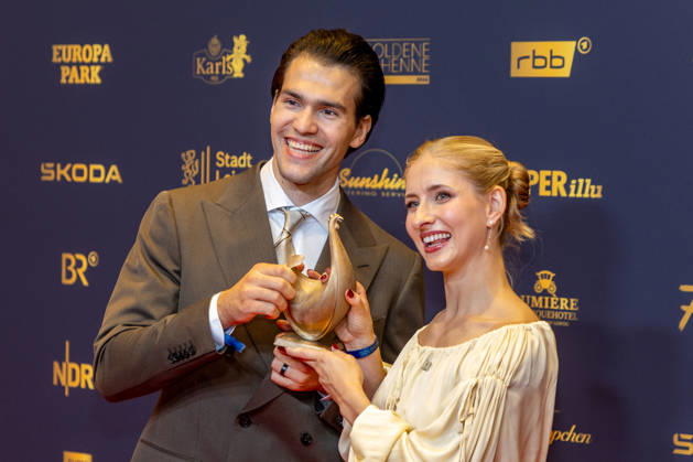 Leipzig - 32. Goldene Henne in Leipzig: Minerva Hase und Nikita Volodin erhalten die Goldene Henne bei der Publikumswahl Sport 04.09.2026 ab 18 Uhr Leipzig, Messe-Allee 1 (Leipziger Messe) im Foto: Minerva Hase und Nikita Volodin erhalten die Goldene Henne bei der Publikumswahl Sport Deutschlands größter Publikumspreis, die Goldene Henne wird am 4. September 2026 zum 32. Mal vergeben. Die Preisverleihung findet erneut in Leipzig statt und wird vor rund 4.500 Zuschauern in der HALLE:EINS der Leipziger Messe zum zweiten Mal in der ARD live ab 20.15 Uhr übertragen. Die Preise in den Kategorien Entertainment, Film & Fernsehen, Musik und Sport werden traditionell von den Zuschauern bestimmt. Leipzig Copyright: xEHLxMedia BjörnxStachx 20260904_Leipzig-Goldene-Henne-Minerva-Hase-Nikita-Volodin_4