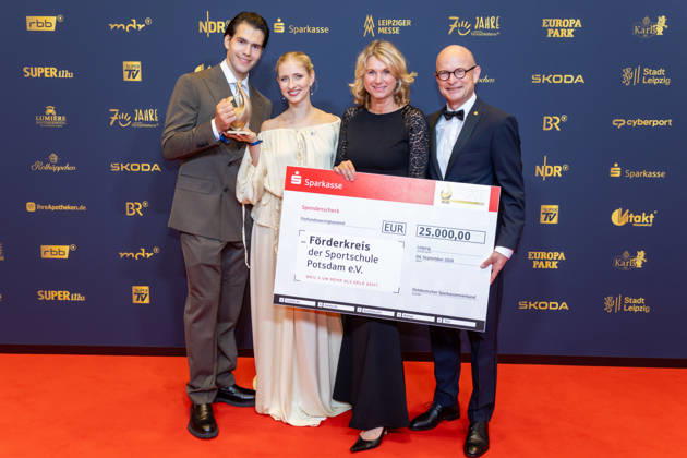 Leipzig - 32. Goldene Henne in Leipzig: Minerva Hase und Nikita Volodin erhalten die Goldene Henne bei der Publikumswahl Sport 04.09.2026 ab 18 Uhr Leipzig, Messe-Allee 1 (Leipziger Messe) im Foto: Minerva Hase und Nikita Volodin erhalten die Goldene Henne bei der Publikumswahl Sport Deutschlands größter Publikumspreis, die Goldene Henne wird am 4. September 2026 zum 32. Mal vergeben. Die Preisverleihung findet erneut in Leipzig statt und wird vor rund 4.500 Zuschauern in der HALLE:EINS der Leipziger Messe zum zweiten Mal in der ARD live ab 20.15 Uhr übertragen. Die Preise in den Kategorien Entertainment, Film & Fernsehen, Musik und Sport werden traditionell von den Zuschauern bestimmt. Leipzig Copyright: xEHLxMedia BjörnxStachx 20260904_Leipzig-Goldene-Henne-Minerva-Hase-Nikita-Volodin_11