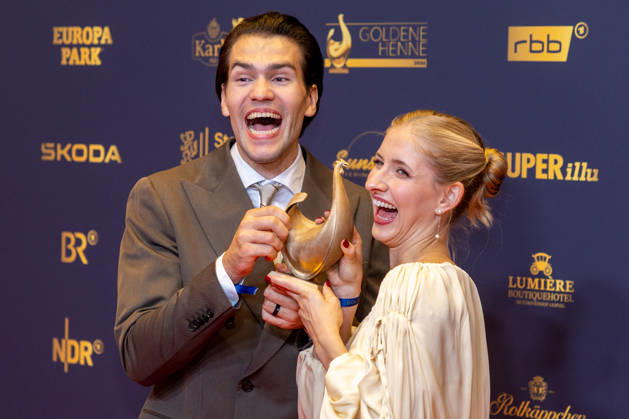 Leipzig - 32. Goldene Henne in Leipzig: Minerva Hase und Nikita Volodin erhalten die Goldene Henne bei der Publikumswahl Sport 04.09.2026 ab 18 Uhr Leipzig, Messe-Allee 1 (Leipziger Messe) im Foto: Minerva Hase und Nikita Volodin erhalten die Goldene Henne bei der Publikumswahl Sport Deutschlands größter Publikumspreis, die Goldene Henne wird am 4. September 2026 zum 32. Mal vergeben. Die Preisverleihung findet erneut in Leipzig statt und wird vor rund 4.500 Zuschauern in der HALLE:EINS der Leipziger Messe zum zweiten Mal in der ARD live ab 20.15 Uhr übertragen. Die Preise in den Kategorien Entertainment, Film & Fernsehen, Musik und Sport werden traditionell von den Zuschauern bestimmt. Leipzig Copyright: xEHLxMedia BjörnxStachx 20260904_Leipzig-Goldene-Henne-Minerva-Hase-Nikita-Volodin_8