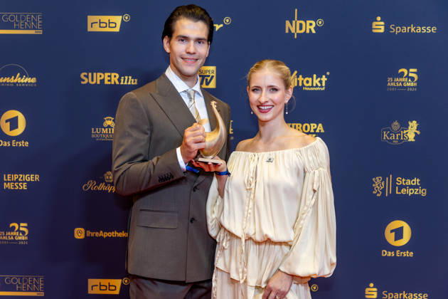 Leipzig - 32. Goldene Henne in Leipzig: Minerva Hase und Nikita Volodin erhalten die Goldene Henne bei der Publikumswahl Sport 04.09.2026 ab 18 Uhr Leipzig, Messe-Allee 1 (Leipziger Messe) im Foto: Minerva Hase und Nikita Volodin erhalten die Goldene Henne bei der Publikumswahl Sport Deutschlands größter Publikumspreis, die Goldene Henne wird am 4. September 2026 zum 32. Mal vergeben. Die Preisverleihung findet erneut in Leipzig statt und wird vor rund 4.500 Zuschauern in der HALLE:EINS der Leipziger Messe zum zweiten Mal in der ARD live ab 20.15 Uhr übertragen. Die Preise in den Kategorien Entertainment, Film & Fernsehen, Musik und Sport werden traditionell von den Zuschauern bestimmt. Leipzig Copyright: xEHLxMedia BjörnxStachx 20260904_Leipzig-Goldene-Henne-Minerva-Hase-Nikita-Volodin_13