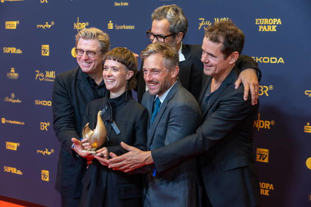 Leipzig - 32. Goldene Henne in Leipzig: Babylon Berlin erhält die Goldene Henne für den ,,Ehrenpreis Fernseh-Event™™ 04.09.2026 ab 18 Uhr Leipzig, Messe-Allee 1 (Leipziger Messe) Fotograf:EHL Media Björn Stach im Foto: Babylon Berlin erhält die Goldene Henne für den ,,Ehrenpreis Fernseh-Event™™ Deutschlands größter Publikumspreis, die Goldene Henne wird am 4. September 2026 zum 32. Mal vergeben. Die Preisverleihung findet erneut in Leipzig statt und wird vor rund 4.500 Zuschauern in der HALLE:EINS der Leipziger Messe zum zweiten Mal in der ARD live ab 20.15 Uhr übertragen. Die Preise in den Kategorien Entertainment, Film & Fernsehen, Musik und Sport werden traditionell von den Zuschauern bestimm Copyright: xEHLxMedia BjörnxStachx 20260904_Leipzig-Goldene-Babylon-Berlin_2