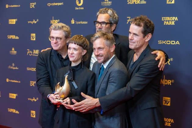 Leipzig - 32. Goldene Henne in Leipzig: Babylon Berlin erhält die Goldene Henne für den ,,Ehrenpreis Fernseh-Event™™ 04.09.2026 ab 18 Uhr Leipzig, Messe-Allee 1 (Leipziger Messe) Fotograf:EHL Media Björn Stach im Foto: Babylon Berlin erhält die Goldene Henne für den ,,Ehrenpreis Fernseh-Event™™ Deutschlands größter Publikumspreis, die Goldene Henne wird am 4. September 2026 zum 32. Mal vergeben. Die Preisverleihung findet erneut in Leipzig statt und wird vor rund 4.500 Zuschauern in der HALLE:EINS der Leipziger Messe zum zweiten Mal in der ARD live ab 20.15 Uhr übertragen. Die Preise in den Kategorien Entertainment, Film & Fernsehen, Musik und Sport werden traditionell von den Zuschauern bestimm Copyright: xEHLxMedia BjörnxStachx 20260904_Leipzig-Goldene-Babylon-Berlin_4