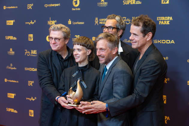 Leipzig - 32. Goldene Henne in Leipzig: Babylon Berlin erhält die Goldene Henne für den ,,Ehrenpreis Fernseh-Event™™ 04.09.2026 ab 18 Uhr Leipzig, Messe-Allee 1 (Leipziger Messe) Fotograf:EHL Media Björn Stach im Foto: Babylon Berlin erhält die Goldene Henne für den ,,Ehrenpreis Fernseh-Event™™ Deutschlands größter Publikumspreis, die Goldene Henne wird am 4. September 2026 zum 32. Mal vergeben. Die Preisverleihung findet erneut in Leipzig statt und wird vor rund 4.500 Zuschauern in der HALLE:EINS der Leipziger Messe zum zweiten Mal in der ARD live ab 20.15 Uhr übertragen. Die Preise in den Kategorien Entertainment, Film & Fernsehen, Musik und Sport werden traditionell von den Zuschauern bestimm Copyright: xEHLxMedia BjörnxStachx 20260904_Leipzig-Goldene-Babylon-Berlin_6