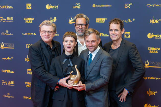 Leipzig - 32. Goldene Henne in Leipzig: Babylon Berlin erhält die Goldene Henne für den ,,Ehrenpreis Fernseh-Event™™ 04.09.2026 ab 18 Uhr Leipzig, Messe-Allee 1 (Leipziger Messe) Fotograf:EHL Media Björn Stach im Foto: Babylon Berlin erhält die Goldene Henne für den ,,Ehrenpreis Fernseh-Event™™ Deutschlands größter Publikumspreis, die Goldene Henne wird am 4. September 2026 zum 32. Mal vergeben. Die Preisverleihung findet erneut in Leipzig statt und wird vor rund 4.500 Zuschauern in der HALLE:EINS der Leipziger Messe zum zweiten Mal in der ARD live ab 20.15 Uhr übertragen. Die Preise in den Kategorien Entertainment, Film & Fernsehen, Musik und Sport werden traditionell von den Zuschauern bestimm Copyright: xEHLxMedia BjörnxStachx 20260904_Leipzig-Goldene-Babylon-Berlin_7