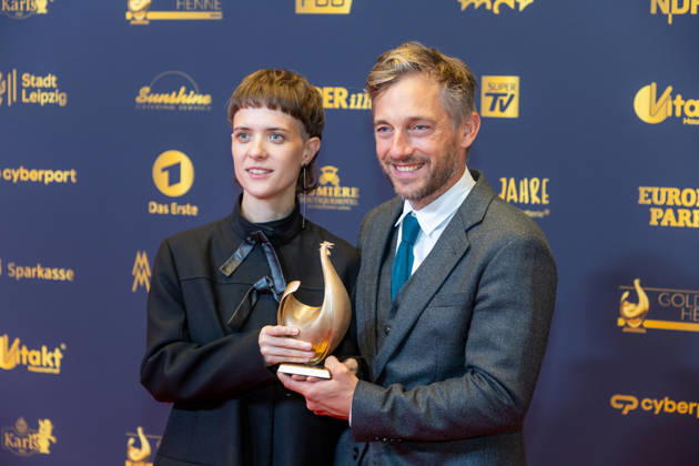 Leipzig - 32. Goldene Henne in Leipzig: Babylon Berlin erhält die Goldene Henne für den ,,Ehrenpreis Fernseh-Event™™ 04.09.2026 ab 18 Uhr Leipzig, Messe-Allee 1 (Leipziger Messe) Fotograf:EHL Media Björn Stach im Foto: Babylon Berlin erhält die Goldene Henne für den ,,Ehrenpreis Fernseh-Event™™ Deutschlands größter Publikumspreis, die Goldene Henne wird am 4. September 2026 zum 32. Mal vergeben. Die Preisverleihung findet erneut in Leipzig statt und wird vor rund 4.500 Zuschauern in der HALLE:EINS der Leipziger Messe zum zweiten Mal in der ARD live ab 20.15 Uhr übertragen. Die Preise in den Kategorien Entertainment, Film & Fernsehen, Musik und Sport werden traditionell von den Zuschauern bestimm Copyright: xEHLxMedia BjörnxStachx 20260904_Leipzig-Goldene-Babylon-Berlin_13