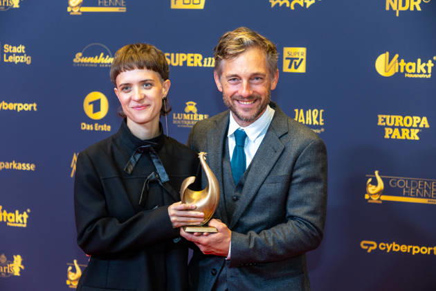Leipzig - 32. Goldene Henne in Leipzig: Babylon Berlin erhält die Goldene Henne für den ,,Ehrenpreis Fernseh-Event™™ 04.09.2026 ab 18 Uhr Leipzig, Messe-Allee 1 (Leipziger Messe) Fotograf:EHL Media Björn Stach im Foto: Babylon Berlin erhält die Goldene Henne für den ,,Ehrenpreis Fernseh-Event™™ Deutschlands größter Publikumspreis, die Goldene Henne wird am 4. September 2026 zum 32. Mal vergeben. Die Preisverleihung findet erneut in Leipzig statt und wird vor rund 4.500 Zuschauern in der HALLE:EINS der Leipziger Messe zum zweiten Mal in der ARD live ab 20.15 Uhr übertragen. Die Preise in den Kategorien Entertainment, Film & Fernsehen, Musik und Sport werden traditionell von den Zuschauern bestimm Copyright: xEHLxMedia BjörnxStachx 20260904_Leipzig-Goldene-Babylon-Berlin_14