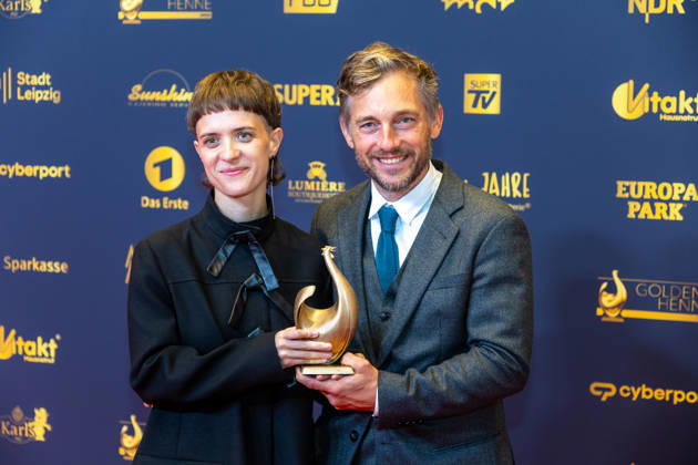 Leipzig - 32. Goldene Henne in Leipzig: Babylon Berlin erhält die Goldene Henne für den ,,Ehrenpreis Fernseh-Event™™ 04.09.2026 ab 18 Uhr Leipzig, Messe-Allee 1 (Leipziger Messe) Fotograf:EHL Media Björn Stach im Foto: Babylon Berlin erhält die Goldene Henne für den ,,Ehrenpreis Fernseh-Event™™ Deutschlands größter Publikumspreis, die Goldene Henne wird am 4. September 2026 zum 32. Mal vergeben. Die Preisverleihung findet erneut in Leipzig statt und wird vor rund 4.500 Zuschauern in der HALLE:EINS der Leipziger Messe zum zweiten Mal in der ARD live ab 20.15 Uhr übertragen. Die Preise in den Kategorien Entertainment, Film & Fernsehen, Musik und Sport werden traditionell von den Zuschauern bestimm Copyright: xEHLxMedia BjörnxStachx 20260904_Leipzig-Goldene-Babylon-Berlin_15