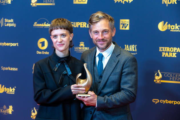 Leipzig - 32. Goldene Henne in Leipzig: Babylon Berlin erhält die Goldene Henne für den ,,Ehrenpreis Fernseh-Event™™ 04.09.2026 ab 18 Uhr Leipzig, Messe-Allee 1 (Leipziger Messe) Fotograf:EHL Media Björn Stach im Foto: Babylon Berlin erhält die Goldene Henne für den ,,Ehrenpreis Fernseh-Event™™ Deutschlands größter Publikumspreis, die Goldene Henne wird am 4. September 2026 zum 32. Mal vergeben. Die Preisverleihung findet erneut in Leipzig statt und wird vor rund 4.500 Zuschauern in der HALLE:EINS der Leipziger Messe zum zweiten Mal in der ARD live ab 20.15 Uhr übertragen. Die Preise in den Kategorien Entertainment, Film & Fernsehen, Musik und Sport werden traditionell von den Zuschauern bestimm Copyright: xEHLxMedia BjörnxStachx 20260904_Leipzig-Goldene-Babylon-Berlin_16
