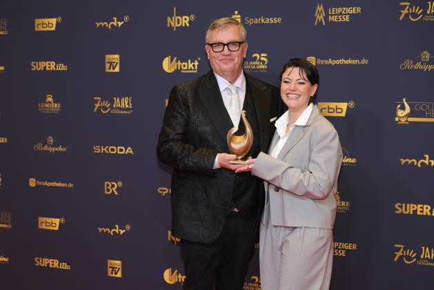 Verleihung Goldene Henne 2026 Entertainer Hape Kerkeling (Preisträger der Goldenen Henne in der Kategorie Film & Fernsehen) mit der goldenen Henne in der Hand und Laudatorin Tahnee Schaffarczyk.Verleihung der Goldenen Henne 2026 am 04.09.2026 in der Leipziger Messe, Halle 1. Leipzig, Sachsen, Deutschland.