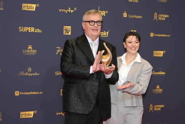 Verleihung Goldene Henne 2026 Entertainer Hape Kerkeling (Preisträger der Goldenen Henne in der Kategorie Film & Fernsehen) mit der goldenen Henne in der Hand und Laudatorin Tahnee Schaffarczyk.Verleihung der Goldenen Henne 2026 am 04.09.2026 in der Leipziger Messe, Halle 1. Leipzig, Sachsen, Deutschland.