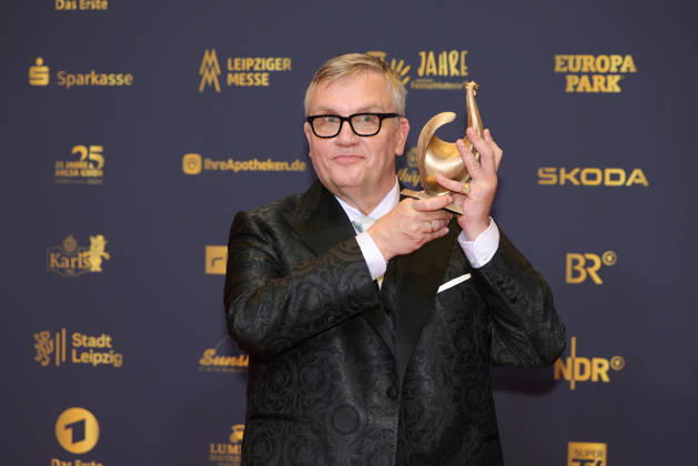 Verleihung Goldene Henne 2026 Entertainer Hape Kerkeling (Preisträger der Goldenen Henne in der Kategorie Film & Fernsehen) mit der goldenen Henne in der Hand. Verleihung der Goldenen Henne 2026 am 04.09.2026 in der Leipziger Messe, Halle 1. Leipzig, Sachsen, Deutschland.