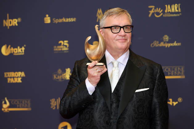 Verleihung Goldene Henne 2026 Entertainer Hape Kerkeling (Preisträger der Goldenen Henne in der Kategorie Film & Fernsehen) mit der goldenen Henne in der Hand. Verleihung der Goldenen Henne 2026 am 04.09.2026 in der Leipziger Messe, Halle 1. Leipzig, Sachsen, Deutschland.