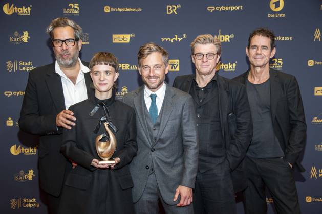 ABB GOLDHENNE- Achim von Borries, Liv Lisa Fries, Volker Bruch, Henk Handloegten und Tom Tykwer Babylon Berlin Preistraeger mit Henne zu Gast auf dem roten Teppich zu der Verleihung der 32.Goldenen Henne Publikumspreis Neue Messe Leipzig am 04.09.2026 in Leipzig Sachsen Deutschland