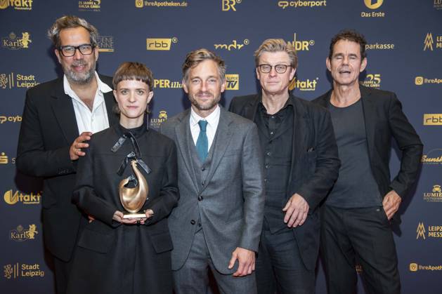 ABB GOLDHENNE- Achim von Borries, Liv Lisa Fries, Volker Bruch, Henk Handloegten und Tom Tykwer Babylon Berlin Preistraeger mit Henne zu Gast auf dem roten Teppich zu der Verleihung der 32.Goldenen Henne Publikumspreis Neue Messe Leipzig am 04.09.2026 in Leipzig Sachsen Deutschland