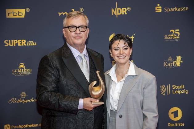 ABB GOLDHENNE- Hape Kerkeling und Tahnee Schaffarczyk Preistraeger mit Henne zu Gast auf dem roten Teppich zu der Verleihung der 32.Goldenen Henne Publikumspreis Neue Messe Leipzig am 04.09.2026 in Leipzig Sachsen Deutschland