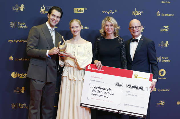Nikita Volodin und Minerva Hase mit Gästen bei der 32. Verleihung der Goldenen Henne 2026 in der Leipziger Messe. Leipzig, 04.09.2026