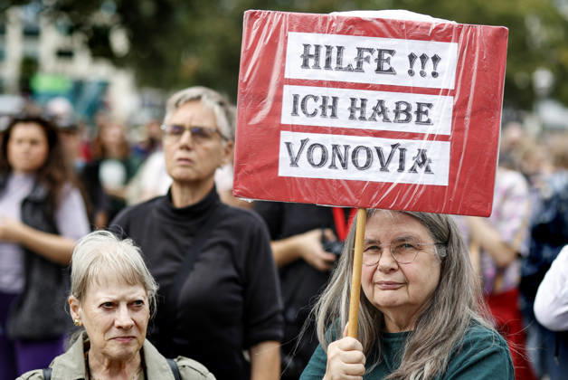 Mietendemonstration Demonstrantin mit Plakat Hilfe, ich habe Vonovia während Demo gegen hohe Mieten und Verdrängung und für Enteignung von Wohnungsbaugesellschaften, tausende Menschen demostrierten in Berlin, 05.09.2026. Berlin Berlin Deutschland