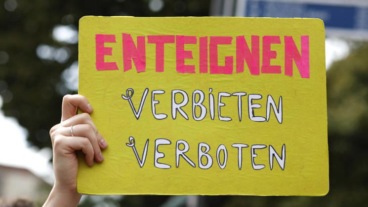 Mietendemonstration Demonstrant mit Plakat Enteignen, Verbieten verboten während Demo gegen hohe Mieten und Verdrängung und für Enteignung von Wohnungsbaugesellschaften, tausende Menschen demostrierten in Berlin, 05.09.2026. Berlin Berlin Deutschland