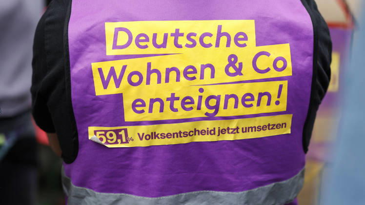 Mietendemonstration Demonstrant mit Jacke und aufschrift Deutsche Wohnen & Co enteignen während Demo gegen hohe Mieten und Verdrängung und für Enteignung von Wohnungsbaugesellschaften, tausende Menschen demostrierten in Berlin, 05.09.2026. Berlin Berlin Deutschland