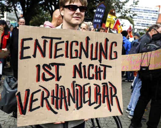 Mietendemonstration Ein Demonstrant mit Plakat Enteignung ist nicht verhandelbar demonstriert gegen hohe Mieten und Verdrängung und für Enteignung von Wohnungsbaugesellschaften, tausende Menschen demostrierten in Berlin, 05.09.2026. Berlin Berlin Deutschland