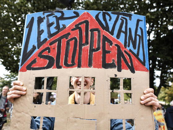 Mietendemonstration Demonstrant mit Plakat Leerstand stoppen demonstriert gegen hohe Mieten und Verdrängung und für Enteignung von Wohnungsbaugesellschaften, tausende Menschen demostrierten in Berlin, 05.09.2026. Berlin Berlin Deutschland