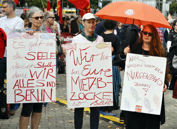 Mietendemonstration Demonstranten mit Plakaten demonstrieren gegen hohe Mieten und Verdrängung und für Enteignung von Wohnungsbaugesellschaften, tausende Menschen demostrierten in Berlin, 05.09.2026. Berlin Berlin Deutschland