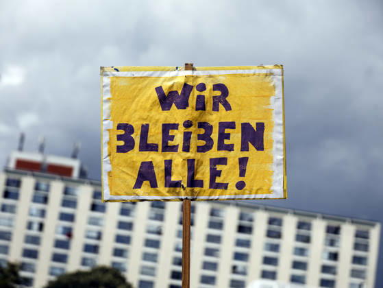 Mietendemonstration Demonstrant mit Plakat Wir bleiben alle während Demo gegen hohe Mieten und Verdrängung und für Enteignung von Wohnungsbaugesellschaften, tausende Menschen demostrierten in Berlin, 05.09.2026. Berlin Berlin Deutschland