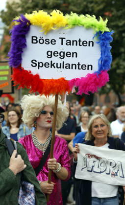 News Bilder des Tages Mietendemonstration Demonstrant mit Plakat Böse Tanten gegen Spekulanten während Demo gegen hohe Mieten und Verdrängung und für Enteignung von Wohnungsbaugesellschaften, tausende Menschen demostrierten in Berlin, 05.09.2026. Berlin Berlin Deutschland