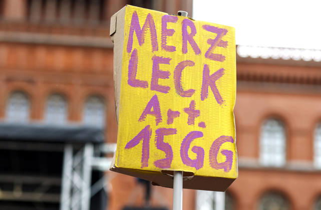 News Bilder des Tages Mietendemonstration Demonstrant mit Plakat Merz Leck Art. 15GG während Demo gegen hohe Mieten und Verdrängung und für Enteignung von Wohnungsbaugesellschaften, tausende Menschen demostrierten in Berlin, 05.09.2026. Berlin Berlin Deutschland