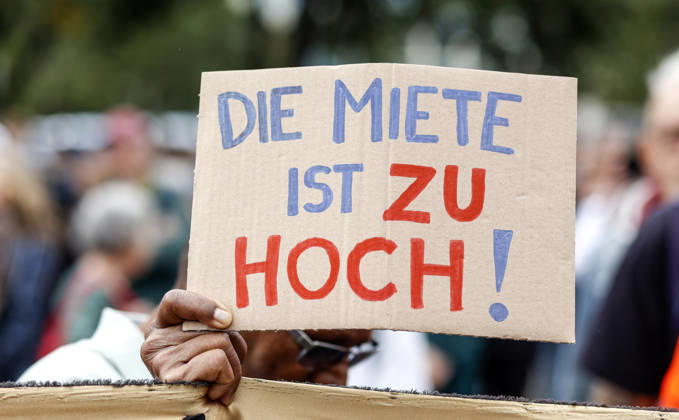 Mietendemonstration Demonstrant mit Plakat Die Miete ist zu hoch während Demo gegen hohe Mieten und Verdrängung und für Enteignung von Wohnungsbaugesellschaften, tausende Menschen demostrierten in Berlin, 05.09.2026. Berlin Berlin Deutschland
