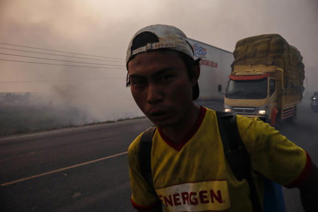 Forest and Peatland Fire in Ogan Ilir, South Sumatra Residents work to extinguish a land fire along the Palembang Inderalaya Highway in South Sumatra, Indonesia, on September 5, 2026. South Sumatra Indonesia  Copyright: xSigitxPrasetyax originalFilename: prasetya-notitle260905_np9Ok.jpg