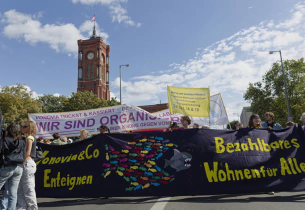 Demonstration gegen hohe Mieten in Berlin 2026-09-05 Deutschland, Berlin Demonstration zahlreicher Organisationen im Zentrum Berlins gegen hohe Mieten, Mkietwucher, Verdrängung und für die Enteignung und Kommunalisierung großer Wohnungsbestände.