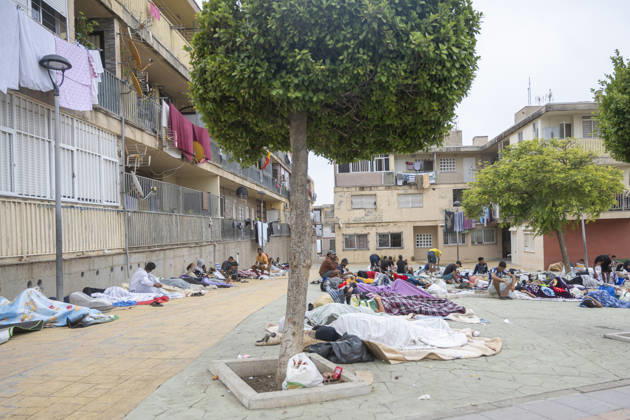 The Government Takes Control of the Port of Ceuta to Provide Humanitarian Assistance to Migrants Several migrants camped out on the street on September 6, 2026, in Ceuta, Spain. The government is taking control of the port of Ceuta to provide humanitarian assistance to migrants in tents and other spaces, as provided for in a resolution from the Ministry of Transportation and Sustainable Mobility published this Saturday and reviewed by Europa Press. Specifically, the department led by Óscar Puente authorizes the Secretary of State for Migration to temporarily use an area of 16,000 square meters of public port land located in the Poniente Expansion, Phase I, within the service area of the Port of Ceuta SEPTEMBER 5, 2026 MIGRANTS IMMIGRATION Copyright: xMarcosxMorenox 7751557
