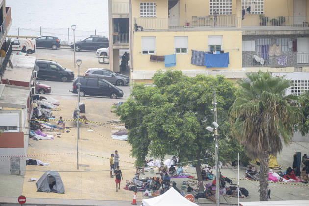 The Government Takes Control of the Port of Ceuta to Provide Humanitarian Assistance to Migrants Several migrants camped out on the street on September 6, 2026, in Ceuta, Spain. The government is taking control of the port of Ceuta to provide humanitarian assistance to migrants in tents and other spaces, as provided for in a resolution from the Ministry of Transportation and Sustainable Mobility published this Saturday and reviewed by Europa Press. Specifically, the department led by Óscar Puente authorizes the Secretary of State for Migration to temporarily use an area of 16,000 square meters of public port land located in the Poniente Expansion, Phase I, within the service area of the Port of Ceuta SEPTEMBER 5, 2026 MIGRANTS IMMIGRATION Copyright: xMarcosxMorenox 7751559