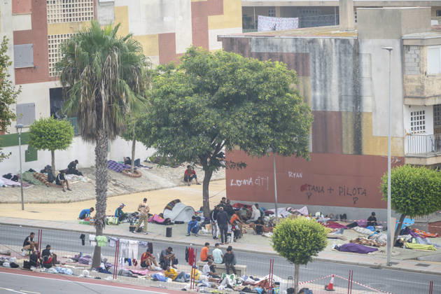 The Government Takes Control of the Port of Ceuta to Provide Humanitarian Assistance to Migrants Several migrants camped out on the street on September 6, 2026, in Ceuta, Spain. The government is taking control of the port of Ceuta to provide humanitarian assistance to migrants in tents and other spaces, as provided for in a resolution from the Ministry of Transportation and Sustainable Mobility published this Saturday and reviewed by Europa Press. Specifically, the department led by Óscar Puente authorizes the Secretary of State for Migration to temporarily use an area of 16,000 square meters of public port land located in the Poniente Expansion, Phase I, within the service area of the Port of Ceuta SEPTEMBER 5, 2026 MIGRANTS IMMIGRATION Copyright: xMarcosxMorenox 7751561