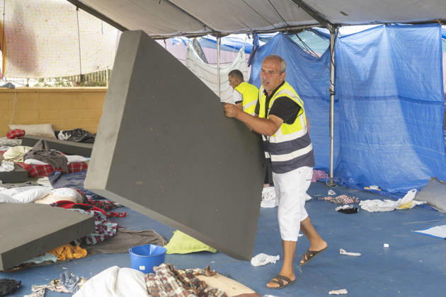 The Government Takes Control of the Port of Ceuta to Provide Humanitarian Assistance to Migrants Several workers, on September 5, 2026, in Ceuta, Spain. The Government is taking control of the port of Ceuta to provide humanitarian assistance to migrants in tents and other spaces, as provided for in a resolution from the Ministry of Transportation and Sustainable Mobility published this Saturday and reviewed by Europa Press. Specifically, the department led by Óscar Puente authorizes the Secretary of State for Migration to temporarily use an area of 16,000 square meters of public port land located in the Poniente Expansion, Phase I, within the service area of the Port of Ceuta SEPTEMBER 5, 2026 MIGRANTS IMMIGRATION HUMANITARIAN CRISIS MIGRA  Copyright: xMarcosxMorenox 7751595