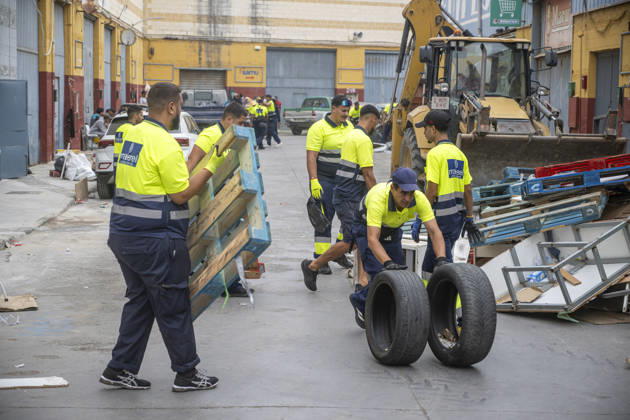 The Government Takes Control of the Port of Ceuta to Provide Humanitarian Assistance to Migrants Several workers, on September 5, 2026, in Ceuta, Spain. The Government is taking control of the port of Ceuta to provide humanitarian assistance to migrants in tents and other spaces, as provided for in a resolution from the Ministry of Transportation and Sustainable Mobility published this Saturday and reviewed by Europa Press. Specifically, the department led by Óscar Puente authorizes the Secretary of State for Migration to temporarily use an area of 16,000 square meters of public port land located in the Poniente Expansion, Phase I, within the service area of the Port of Ceuta SEPTEMBER 5, 2026 MIGRANTS IMMIGRATION HUMANITARIAN CRISIS MIGRA  Copyright: xMarcosxMorenox 7751596