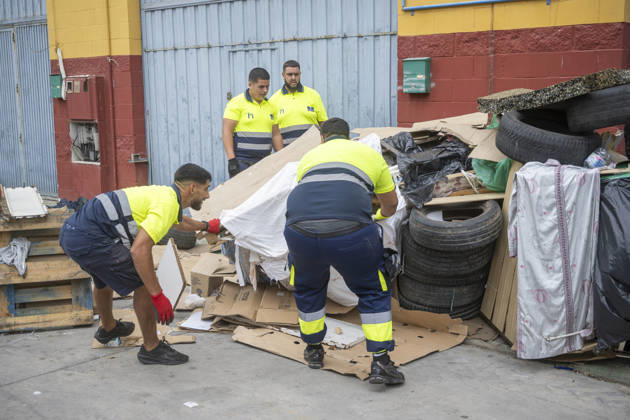 The Government Takes Control of the Port of Ceuta to Provide Humanitarian Assistance to Migrants Several workers, on September 5, 2026, in Ceuta, Spain. The Government is taking control of the port of Ceuta to provide humanitarian assistance to migrants in tents and other spaces, as provided for in a resolution from the Ministry of Transportation and Sustainable Mobility published this Saturday and reviewed by Europa Press. Specifically, the department led by Óscar Puente authorizes the Secretary of State for Migration to temporarily use an area of 16,000 square meters of public port land located in the Poniente Expansion, Phase I, within the service area of the Port of Ceuta SEPTEMBER 5, 2026 MIGRANTS IMMIGRATION HUMANITARIAN CRISIS MIGRA  Copyright: xMarcosxMorenox 7751598