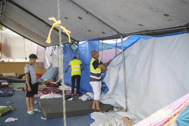 The Government Takes Control of the Port of Ceuta to Provide Humanitarian Assistance to Migrants Several migrants camped out in Ceuta, Spain, on September 5, 2026. The Government is taking control of the port of Ceuta to provide humanitarian assistance to migrants living in tents and other spaces, as provided for in a resolution from the Ministry of Transportation and Sustainable Mobility published this Saturday and reviewed by Europa Press. Specifically, the department led by Óscar Puente authorizes the Secretary of State for Migration to temporarily use an area of 16,000 square meters of public port land located in the Ampliación de Poniente, Phase I, within the service area of the Port of Ceuta. SEPTEMBER 5, 2026 MIGRANTS IMMIGRATION HU  Copyright: xMarcosxMorenox 7751604