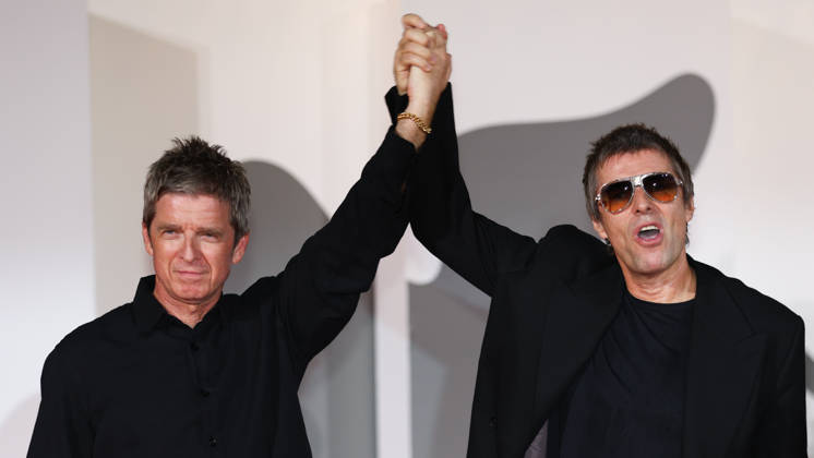 Entertainment Bilder des Tages September 5, 2026, Venice Lido, Veneto, Italy: NEIL GALLAGHER and LIAM GALLAGHER hold hand to celebrate the premiere screening of the movie Oasis: Don t Look Back in Anger at the 83rd Venice Film Festival at Sala Grande in Venice Lido, Italy Venice Lido Italy  - ZUMAc179 20260905_zep_c179_266 Copyright: xMickaelxChavetx