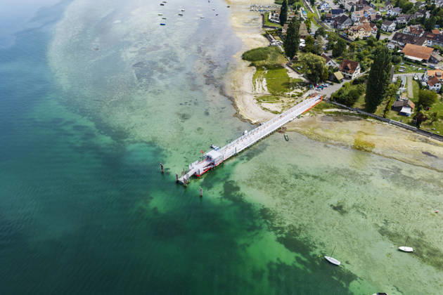 Schiffsanleger im Hafen Mannenbach im Kanton Thurgau. Der Bodenseee hat nach einem niederschlagsarmen Sommer einen niedrigen Wasserspiegel. 27.08.2026, Mannenbach-Salenstein, Kanton Thurgau, Schweiz