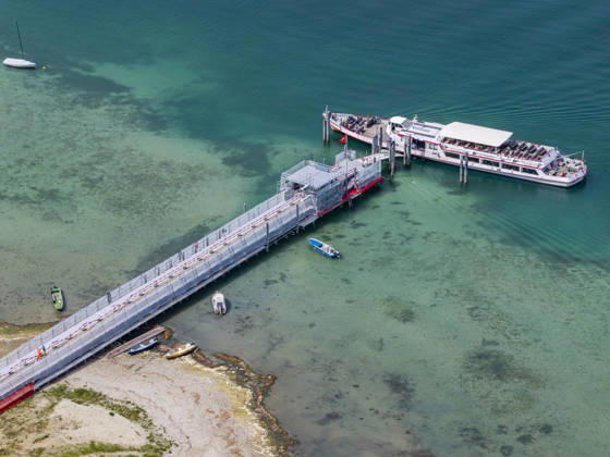 Schiffsanleger im Hafen Mannenbach im Kanton Thurgau. Der Bodenseee hat nach einem niederschlagsarmen Sommer einen niedrigen Wasserspiegel. 27.08.2026, Mannenbach-Salenstein, Kanton Thurgau, Schweiz