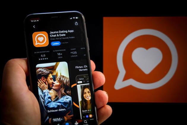 Apple App Store auf einem iPhone. Essenzielle Dating Apps. Jaumo Dating App: Chat and Date. Das iPhone wird in der Hand gehalten.. 06.09.2026