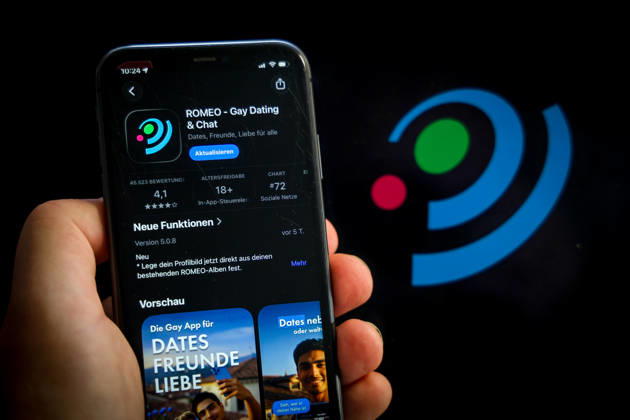 Apple App Store auf einem iPhone. Essenzielle Dating Apps. Romeo - Gay Dating & Chat. Das iPhone wird in der Hand gehalten.. 06.09.2026
