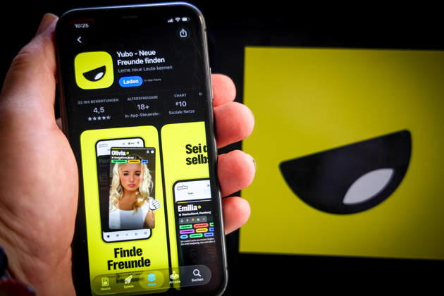 Apple App Store auf einem iPhone. Essenzielle Dating Apps. Yubo - Neue Freunde finden. Das iPhone wird in der Hand gehalten.. 06.09.2026