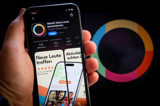 Apple App Store auf einem iPhone. Essenzielle Dating Apps. Meet5: neue Leute kennen lernen. Das iPhone wird in der Hand gehalten.. 06.09.2026