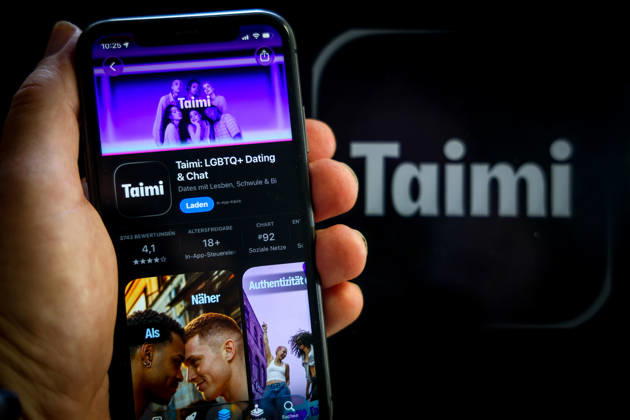 Apple App Store auf einem iPhone. Essenzielle Dating Apps. Taimi. LGBTQ+ Dating & chat. Das iPhone wird in der Hand gehalten.. 06.09.2026