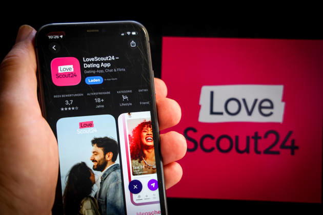 Apple App Store auf einem iPhone. Essenzielle Dating Apps. LoveScout24 - Dating App. Das iPhone wird in der Hand gehalten.. 06.09.2026